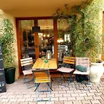 Beautiful Backyard Remise Apartment *