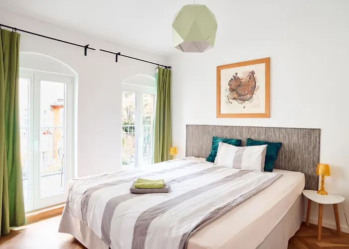 Beautiful Backyard Remise Apartament *